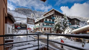 A hotel with a ski slope in the background, a restaurant, and a sign for Bergier Skis. - 50m from ski slopes, 1st floor, tv, 50m², Morzine (Morzine)