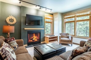 Smart TV, fireplace