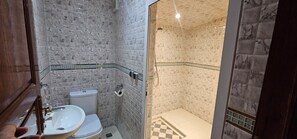 Séchoir à cheveux, serviettes fournies, savon, papier de toilette