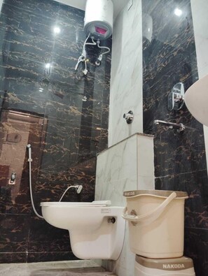 Deluxe Double Room, City View | Bilik Mandi | Pancuran mandi, kelengkapan dandanan diri percuma
