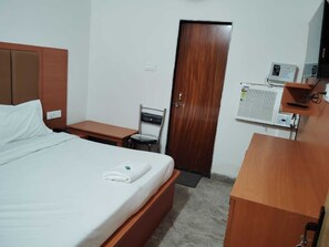 Deluxe Double Room, City View | Meja, ruang kerja komputer riba, Wi-fi percuma