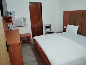 Deluxe Double Room, City View | Meja, ruang kerja komputer riba, Wi-fi percuma