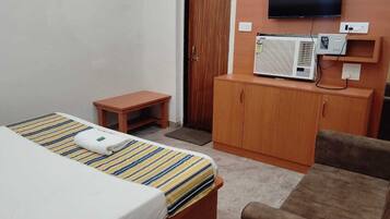 Deluxe Double Room, City View | Desk, laptop workspace, free WiFi