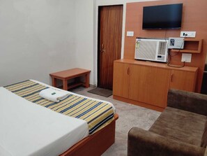 Deluxe Double Room, City View | Meja, ruang kerja komputer riba, Wi-fi percuma