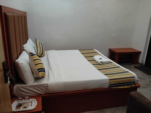 Deluxe Double Room, City View | Meja, ruang kerja komputer riba, Wi-fi percuma