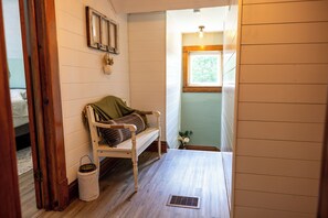 2 bedrooms, free WiFi, bed sheets - Charming 2-bedroom house in rural Sigel Pa close to state parks (Sigel)