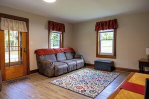 Smart TV - Charming 2-bedroom house in rural Sigel Pa close to state parks (Sigel)