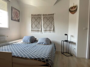 3 عدّة غرف نوم وواي فاي وملاءات أسرّة