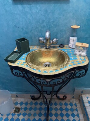 Shower, hair dryer, towels, soap - Riad l'Étoile Beldi (Marrakech)