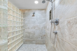 Douche, séchoir à cheveux, serviettes fournies