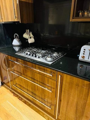 Refrigerador, microondas, horno, placa de cocina