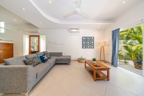 Smart TV - Casa Kinam | Chic 4BR Villa w/ Pool in La Veleta (Tulum)