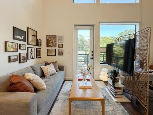 Cozy Artsy Loft Near Lady Bird Lake/ Downtown