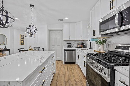 Fully renovated 2-bedroom house with spacious cover patio in Downtown Austin