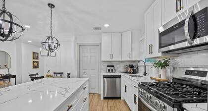 Fully renovated 2-bedroom house with spacious cover patio in Downtown Austin