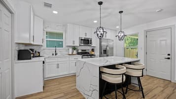 Microondas, horno, parrilla de estufa y lavavajillas