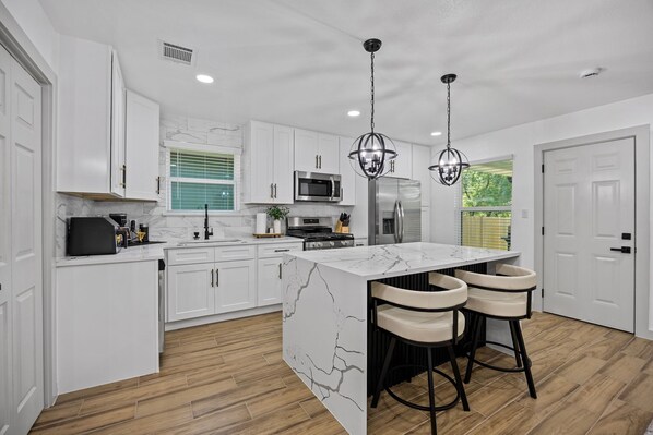 Microwave, oven, stovetop, dishwasher - Fully renovated 2-bedroom house with spacious cover patio in Downtown Austin (Austin)