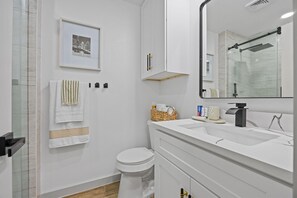 Dusche, Haartrockner, Handtücher, Seife