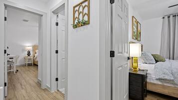 2 habitaciones, tabla de planchar con plancha, wifi y ropa de cama