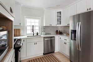 Microondas, horno, placa de cocina y lavavajillas