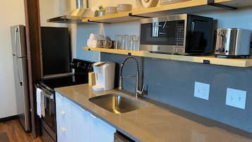 Jääkaappi, mikroaaltouuni, uuni, liesi