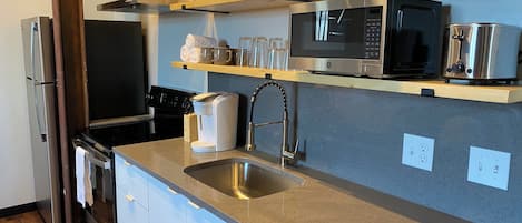 Jääkaappi, mikroaaltouuni, uuni, liesi