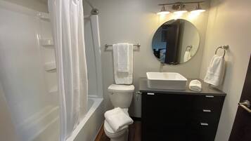 Hiustenkuivaaja, pyyhkeet, saippua, vessapaperi