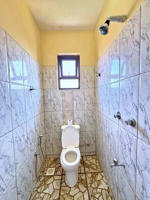 シャワー、バスアメニティ (無料)、タオル、石鹸