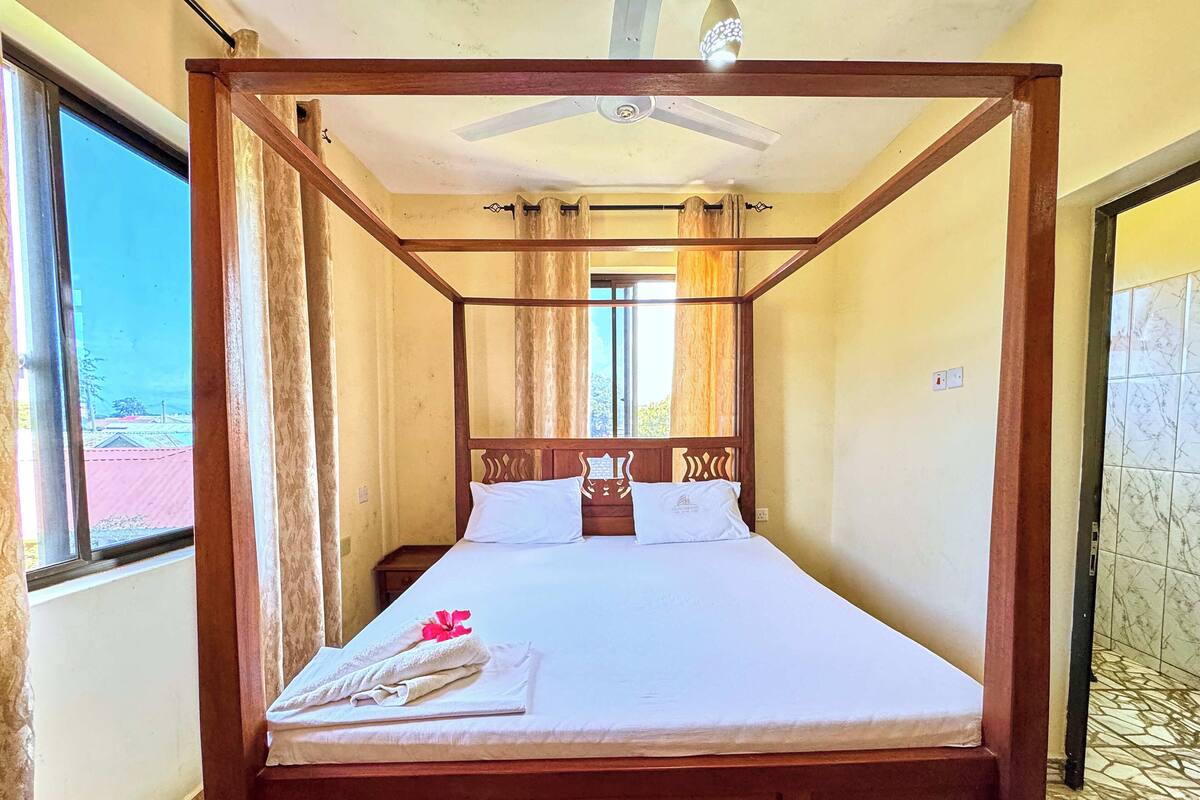 Standard-huone | Työpöytä, kannettavalle tietokoneelle sopiva työtila, ilmainen Wi-Fi