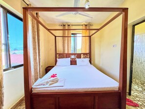 Kamar Standar | Meja kerja, ruang kerja ramah laptop, dan Wi-Fi gratis