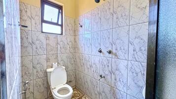 Kamar Standar | Kamar mandi | Shower, perlengkapan mandi gratis, handuk, dan sabun