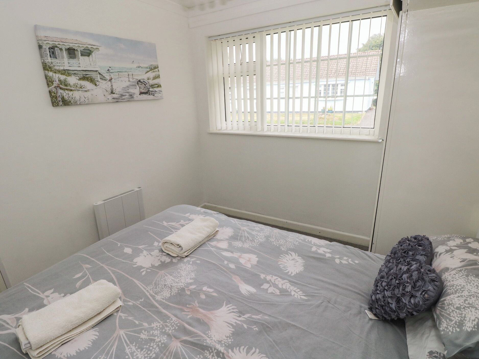 2 Schlafzimmer, individuell dekoriert, individuell eingerichtet