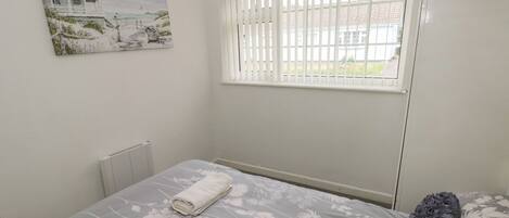 2 Schlafzimmer, individuell dekoriert, individuell eingerichtet