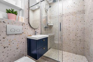 Amenidades de baño gratuitas, secadora de cabello, toallas 