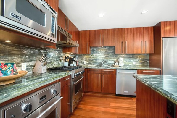 Microwave, oven, dishwasher, coffee/tea maker
