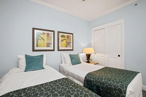 3 chambres, fer et planche à repasser, lit de bébé portatif