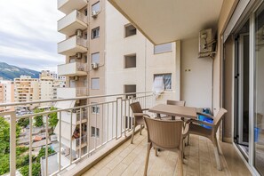 Outdoor dining - Casa Azzurro - Central by Lungomare [2 bedroom + 2 bathroom] (Vlora)