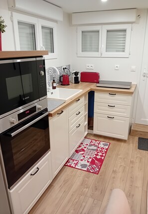 Private kitchen - Le Cocon Cosy is a 5-minute walk from the station. (Sainte-Geneviève-des-Bois)