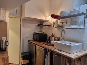 Kylskåp, mikrovågsugn, diskmaskin och kaffe- och tebryggare