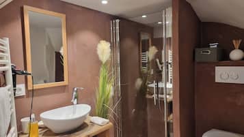 Een douche, een haardroger, handdoeken
