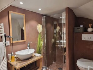 Dusche, Haartrockner, Handtücher