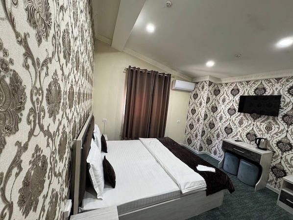 غرفة مزدوجة كلاسيكية - منظر للمدينة | مساحة عمل للكمبيوتر المحمول وواي فاي مجانًا