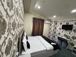 Classic Tek Büyük Yataklı Oda, Şehir Manzaralı | Dizüstü bilgisayar çalışma alanı, ücretsiz kablosuz İnternet 