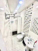 Espacio para trabajar con laptop y wifi gratis 