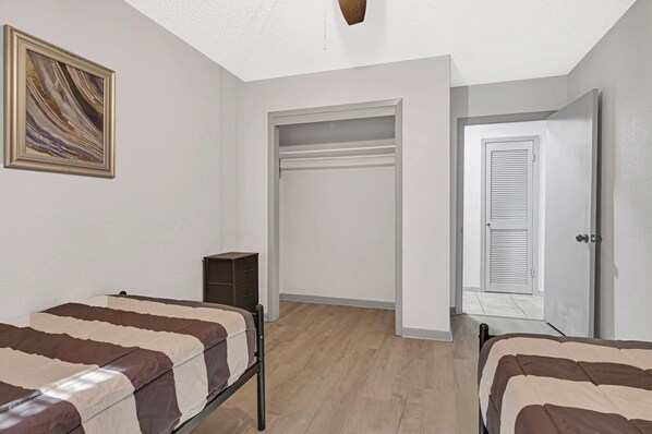 Iron/ironing board, free WiFi, bed sheets