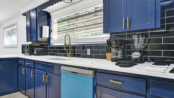 Frigorífic, microones, forn i placa de cuina