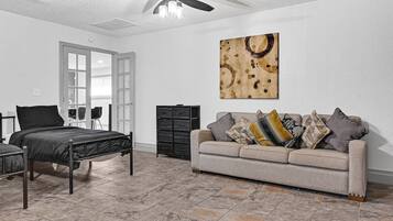 5 bedrooms, iron/ironing board, free WiFi, bed sheets