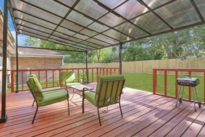 Terrace/patio - Updated 5BR Baytown Home Sleeps 12 Patio&Grill (Baytown)