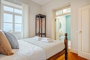 5 bedrooms, iron/ironing board, travel crib, free WiFi - Villa Rosa Mare by Homie (Seixal)