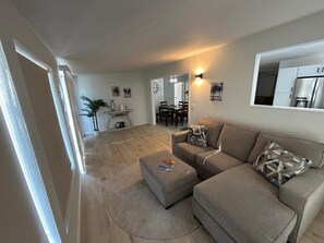 TV, fireplace - Be the 1st to stay at this cozy completely remodeled 2-bed house on golf course (Mesa)